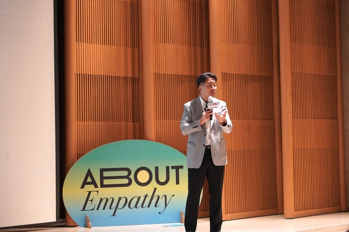18일 서울 송파 한국광고문화회관에서 열린 '공감교육 교원 연수 프로그램'에서 궁금한뇌연구소 장동선 대표가 교사들을 대상으로 강연하고 있다. 이날 행사는 초중고 교사 90여 명이 참석한 가운데 진행됐다.