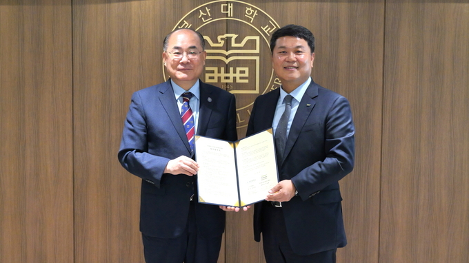  18일 부산대학교에서 진행된 풀무원푸드앤컬처와 부산대학교의 ‘지역 예술문화 활성화를 위한 업무 협약식’에서 풀무원푸드앤컬처 이동훈 대표(오른쪽)와 부산대학교 최재원 총장(왼쪽)이 협약을 체결하고 기념촬영을 하고 있다.