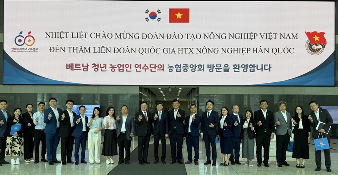농협중앙회는 6월 23일 사단법인 한베미래세대교류본부가 베트남 호치민공산청년단에서 선발한 청년 농업인들을 초청, 한국 농협의 주요 농업 기반 시설을 견학하고 선진 농업 기술 및 유통 시스템을 배우는 연수 프로그램을 운영한다고 밝혔다. (왼쪽에서 11번째)이종욱 상무, (왼쪽에서 12번째) 응우옌 민 찌엣 연수단 대표이자 호치민공산청년단 서기, (왼쪽에서 13번째) 김동환 한베미래세대교류본부 이사장