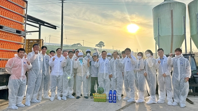 지난 19일, 하림 정호석 대표이사가 전북특별자치도 부안군에 위치한 권원자 농장을 방문해 더위 속에서 구슬땀을 흘리는 협력업체인 상차반 직원들을 격려하고 생계 출하 현장을 점검했다.
