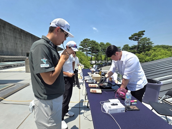 제68회 KPGA 선수권대회 with A-ONE CC’에 참가한 선수들을 응원하고자 한우자조금관리위원회가 한우 채끝 스테이크 시식 이벤트를 진행하고 있다. (한우자조금관리위원회 제공)