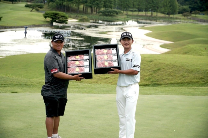 제68회 KPGA 선수권대회 with A-ONE CC' 우승자가 한우 선물세트를 들고 기념촬영을 하고 있다. (한우자조금관리위원회 제공)