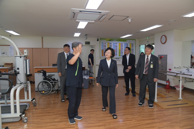 오유경 식품의약품안전처장은 25일 대전보훈요양원을 위문 방문했다. (식품의약품안전처 제공)