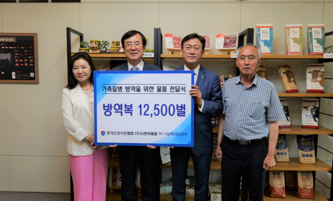 (왼쪽부터) 농협경제지주 안병우 축산경제대표이사(나눔축산운동본부 상임공동대표)한국신지식인협회 중앙회 김종백 회장 (농협경제지주 제공)