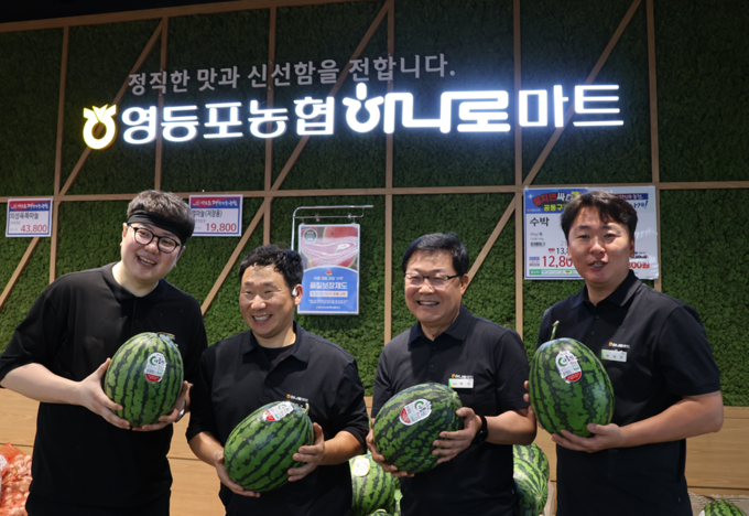백호 조합장(왼쪽에서 세 번째)이 하나로마트 신도림점 직원과 함께 ‘품질 보장제’를 홍보하고 있다 (영등포농협 제공)