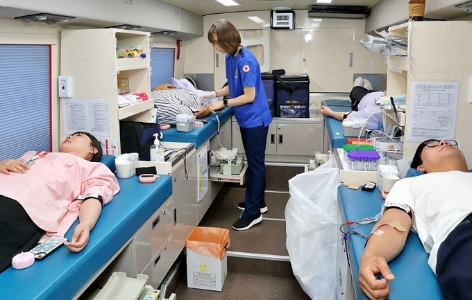 30일 하림 본사 앞에 마련된 헌혈 버스에서 임직원들이 '사랑의 헌혈' 캠페인에 참여하고 있다.