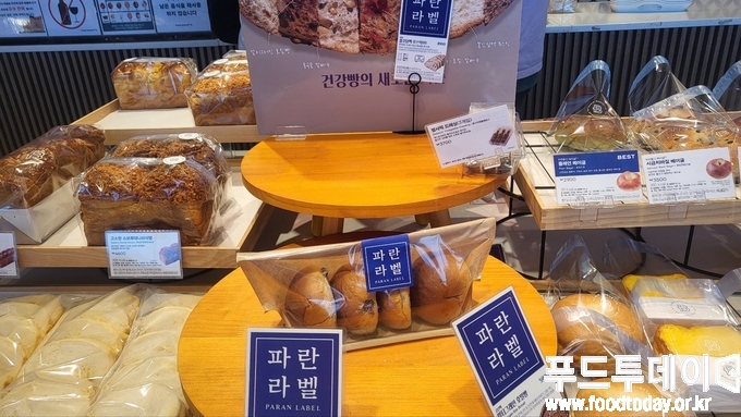 SPC 파리바게뜨의 건강 전문 브랜드 ‘파란라벨’ 제품이 소비자들로부터 큰 호응을 얻으며 일부 매장에서 매대가 비어 있는 모습. 고단백·저당·저칼로리 콘셉트로 구성된 파란라벨 빵은 출시 4개월 만에 800만 개 판매를 돌파했다.