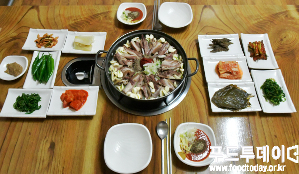 충북 단양군의 한 식당에서 제공되는 염소전골..