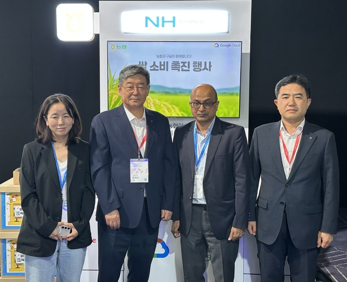 농협중앙회는 코엑스 컨벤션센터에서 개최한 Google Cloud Day Seoul 에서 쌀 소비 촉진을 위한 홍보부스를 운영하며 우리쌀 소비 촉진 행사와 함께 구글과의 AI 협력성과 홍보를 진행하였다. (왼쪽에서 두번째) 장덕수 기획조정본부장