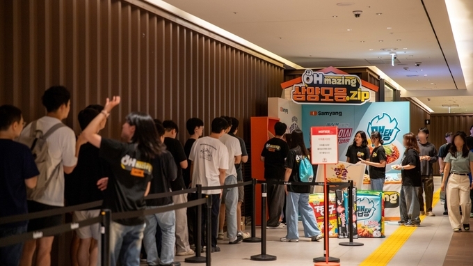 지난달 9일 경기도 성남시 판교의 한 IT기업 사내식당에서 열린 ‘오메이징(Ohmazing) 레시피’ 이벤트 현장. 아워홈과 삼양식품이 협업해 선보인 ‘라구 in 탱글 머쉬룸 파스타’가 점심 메뉴로 제공돼 직장인들의 눈길을 끌었다.