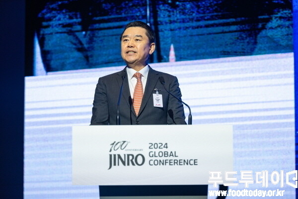 창립 100주년을 맞아 개최한 ‘2024 글로벌 컨퍼런스’ 에서 발표하는 김인규 대표.<br>
