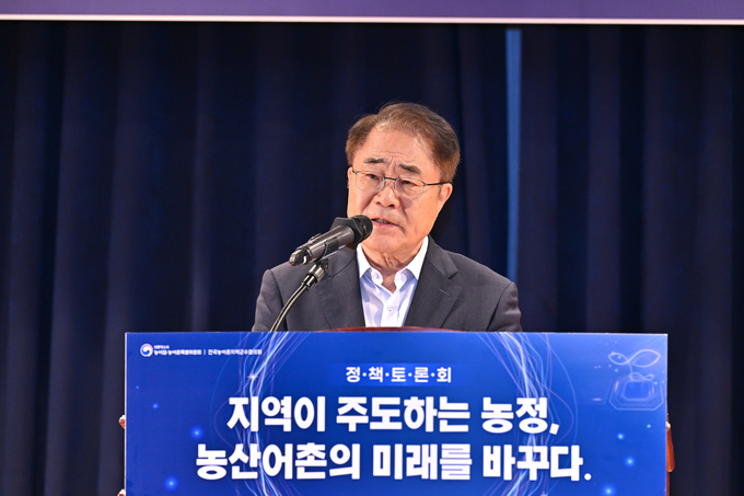 장태평 대통령소속 농어업·농어촌특별위원회 위원장이 9일 강원 정선 강원랜드에서 열린 ‘지역이 주도하는 농정, 농산어촌의 미래를 바꾸다’ 정책토론회에서 농어촌주민수당과 햇빛연금의 제도화 필요성을 강조하고 있다.