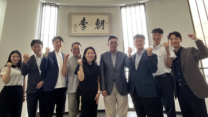 이천일 농협경제지주 품목지원본부장(왼쪽 6번째)이 지난 8일 일본 외식업체 이조원 본사에서 양창숙 이조원 대표이사(5번째) 및 관계자들과 기념사진을 촬영하고 있다.