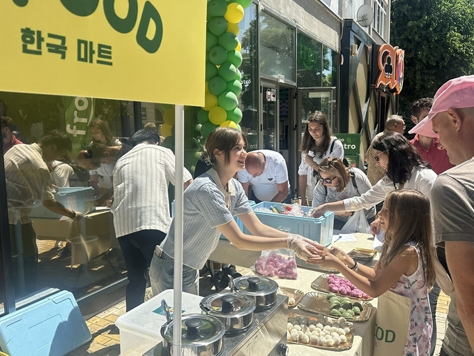 안테나숍 시식행사 (한국농수산식품유통공사 제공)