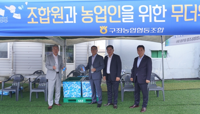 농협중앙회 강호동 회장(왼쪽)은 15일 제주 지역을 찾아 지역 농‧축협이 운영 중인 무더위 쉼터를 방문해 냉방기기 상태, 생수·음료 제공, 구급 용품 비치 여부 등을 확인하고 있다.