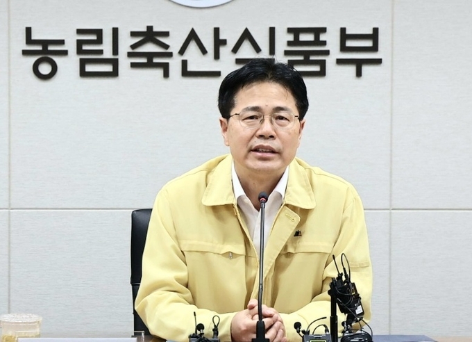 강형석 농림축산식품부 차관이 17일 경기도 파주에서 발생한 아프리카돼지열병 대해 긴급 중수본 회의를 개최했다. (농림축산식품부 제공)