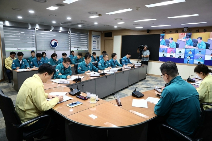 강형석 농림축산식품부 차관이 17일 경기도 파주에서 발생한 아프리카돼지열병 대해 긴급 중수본 회의를 개최했다. (농림축산식품부 제공)