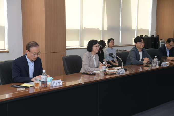 오유경 식품의약품안전처장은 23일 CJ제일제당 부산공장을 찾아 수입식품 사용 현황을 점검했다 (식품의약품안전처 제공)
