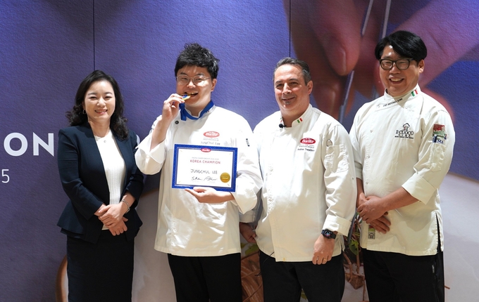 ‘2025 바릴라 파스타 챔피언십 APAC’의 한국 본선 경연에서 우승자 발표 후 기념 촬영을 하고 있다. 사진 왼쪽부터 풀무원식품 윤명랑 글로벌마케팅 총괄본부장, 우승자 이중철 셰프, 바릴라 안드레아 트란케로 APAC 총괄 셰프, 특별 심사위원 안토니오 심 셰프.<br>
