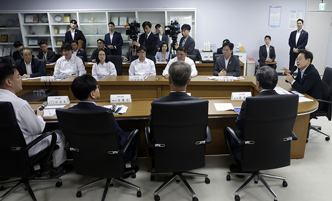 이재명 대통령이 25일 경기 시흥시 SPC 삼립 시화공장에서 열린 산업재해 근절 현장 노사간담회에서 발언하고 있다.