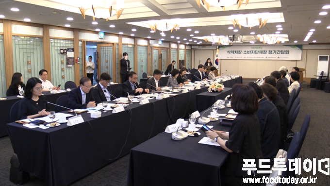 25일 오유경 식품의약품안전처장은 서울 중구 한국프레스센터에서 11개 소비자단체장들과 간담회를 개최했다.