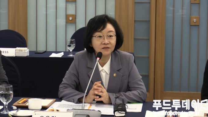 25일 오유경 식품의약품안전처장은 서울 중구 한국프레스센터에서 11개 소비자단체장들과 간담회를 개최했다.