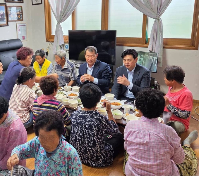 강대익 농협식품R&D연구소장(사진 정면 기준 오른쪽에서 2번째)과 강동구 상주농협 조합장(3번째)이 농촌 경로당 반조리식품 지원 시범사업 실시에 앞서 16일 상주농협 관내 경로당을 찾아 조리시연 및 시식행사를 진행했다.