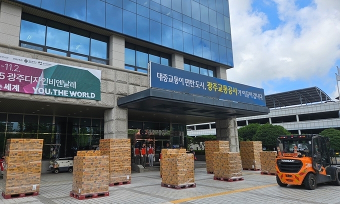 오뚜기가 집중호우 피해를 입은 지역 주민들을 돕기 위해 컵라면, 컵밥 등 구호물품을 전달하고 있다. 