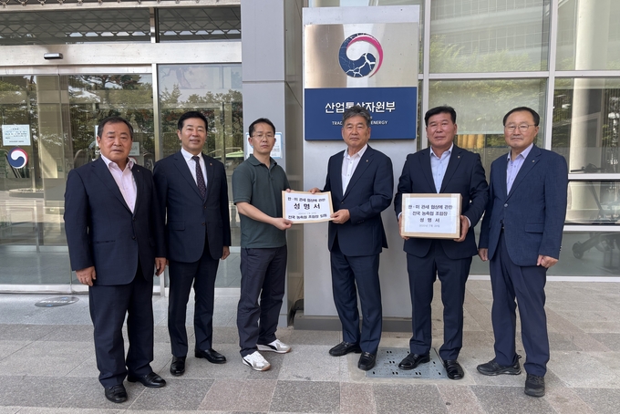 전국 농축협 조합장 대표들은 29일 산업통상자원부를 방문하여 성명서를 전달했다. 왼쪽부터 충남축협운영협의회 이은승 조합장(세종공주축산농협), 농협 벼 전국협의회 이보형 조합장(광천농협), 정부관계자, 농협RPC전국협의회 문병완 조합장(보성농협), 축산발전협의회 이덕우 조합장(남양주축산농협), 사과전국협의회 신화범 조합장(북부농협).