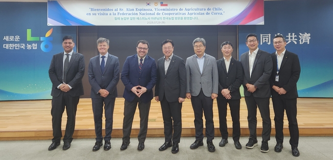 농협중앙회는 29일 서울시 중구 농협중앙회 본관에서 미래혁신실 이종욱 상무가 칠레 농업부 차관 알란 에스피노사를 접견하고 한국·칠레 농업 현안 공유 및 협력 기회에 대해 논의하였다고 밝혔다. (왼쪽에서 세번째) 칠레 농업부 차관 알란 에스피노사 (왼쪽에서 네번째) 이종욱 미래혁신실 상무
