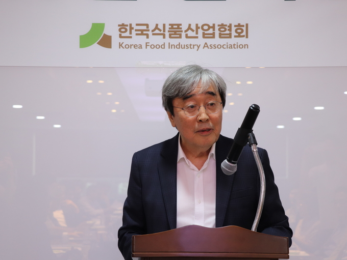 한국식품산업협회 제23대 회장으로 선출된 박진선 샘표식품 대표가 수락 인사를 전하고 있다.