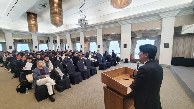 지난해 11월 27일 한국프레스센터에서 윤태운 법무법인 선운 변호사가 한국프랜차이즈산업협회 피자헛 판결 대응 설명회를 진행하고 있다.