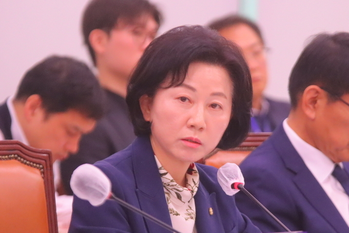 송옥주 더불어민주당 의원은 13일 마을어업 수산물 피해를 재해 지원 대상에 포함하는 ‘농어업재해대책법 일부개정법률안’을 대표 발의했다.