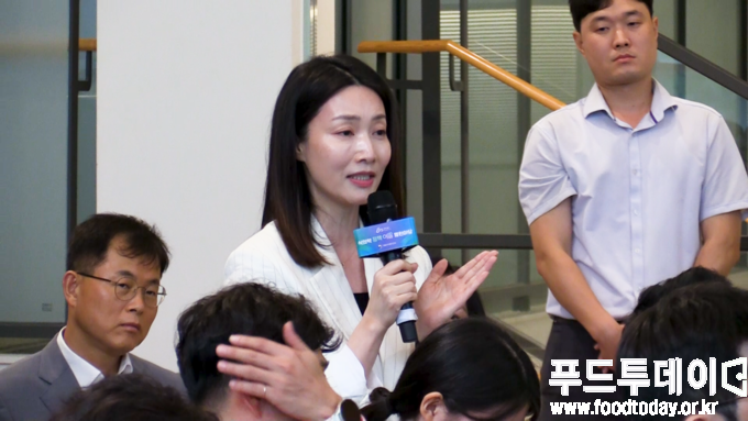 13일 이수미 아워홈 품질경영부문장 식의약 정책이음 열린마당 식품편에서 정책 질의를 하고 있다. 
