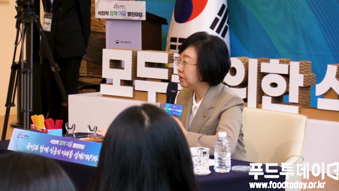 13일 오유경 식품의약품안전처장이 식의약 정책이음 열린마당 식품편에서 군 급식 세부지침 관련 질의에 대한 답변을 하고 있다. 