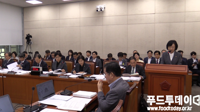 오유경 삭품의약품안전처장은 18일 국회 보건복지위원회 전체회의에서 2024 세입,세출 내역, 업무보고를 했다.