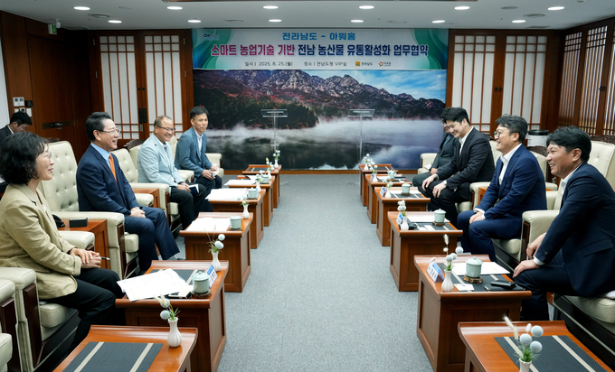 김영록 전라남도지사가 25일 오후 도청 접견실에서 김태원 한화 아워홈 대표이사와 '스마트 재배관리 솔루션'을 적용한 농산물의 안정적 생산과 유통활성화를 위한 업무협약을 체결했다. (전라남도)