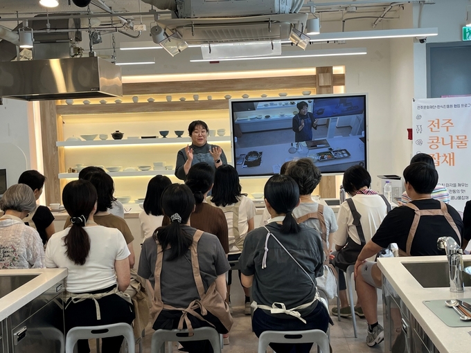콩나물 잡채 만들기 쿠킹클래스 (한식진흥원 제공)