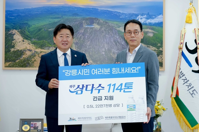 왼쪽부터 오영훈 제주특별자치도지사, 백경훈 제주개발공사 사장