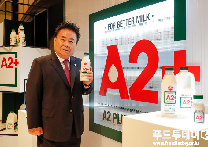문진섭 서울우유협동조합장이 지난해 4월 열린 ‘A2+우유’ 신제품 출시 행사에서 제품을 소개하고 있다.