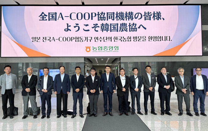  4일부터 6일까지 일본 전국 A-COOP협동기구 연수단을 대상으로 연수프로그램을 진행한다. (왼쪽에서 6번째) 일본 전국농업협동조합연합회 츠치야 이츠시 상무 (왼쪽에서 7번째) 농협경제지주 마트사업본부 심민섭 상무