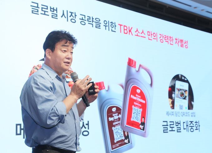 지난 3일 서울 장충동에서 열린 더본코리아 ‘TBK(The Born Korea)’ 글로벌 B2B 소스 론칭 기자간담회에서 발표하고 있는 백종원 대표.