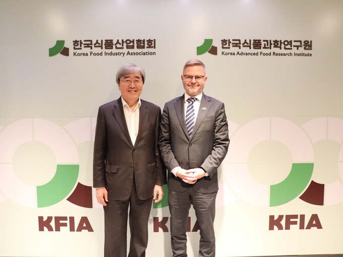 박진선(왼쪽) 한국식품산업협회장과 다니엘 릴리에베리(오른쪽) 스웨덴 농림수산지역기반부 차관