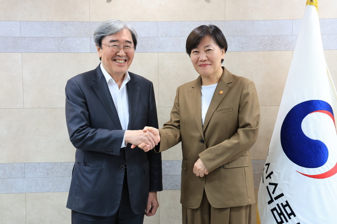 송미령 농림축산식품부 장관은 10일 서울 여의도에서 박진선 신임 한국식품산업협회 회장을 만나 취임 축하 인사를 건네는 한편 식품 물가안정과 K-푸드 수출 확대에 대한 협조를 당부했다. (농림축산식품부 제공) 