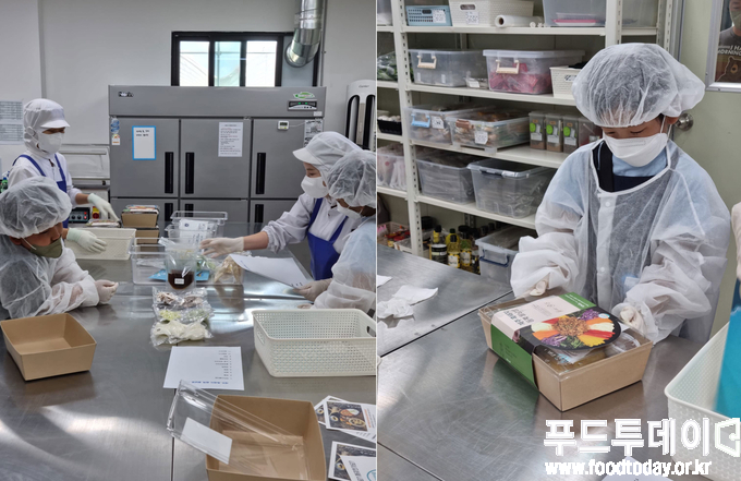 한 초등학생 관광객이 제주소반 밀키트 체험장에서 제주산 식재료를 직접 포장하며 ‘내가 만드는 제주 한상차림’을 즐기고 있다.