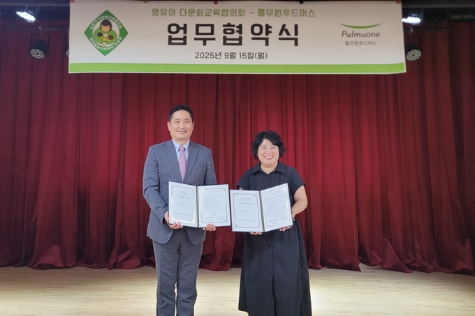  15일 시흥 육아종합지원센터에서 진행된 다문화 영유아의 올바른 식습관 형성을 위한 협약식에서 풀무원푸드머스 Kids 영업부 염승윤 상무(사진 왼쪽)와 영유아다문화교육협의회 최봉례 회장(사진 오른쪽)이 기념 촬영을 하고 있다.