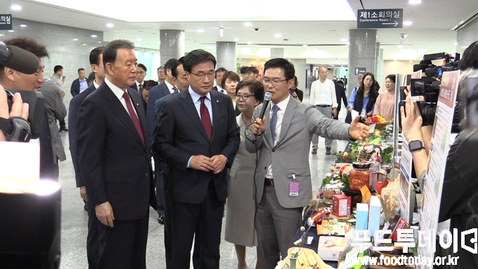 16일 한국농수산식품유통공사는 국회의원회관에서 기후변화 대응·사계절 농업을 통한 K-푸드 식품영토 확장 방안에 대한 토론회를 개최했다.