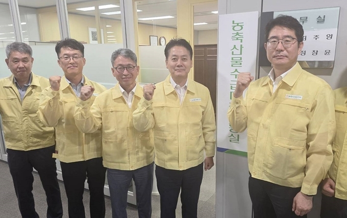 김주양 농협경제지주 산지도매본부장(왼쪽 4번째)이 직원들과 함께 성수품목의 안정적 공급을 위한 결의를 다지고 있다.