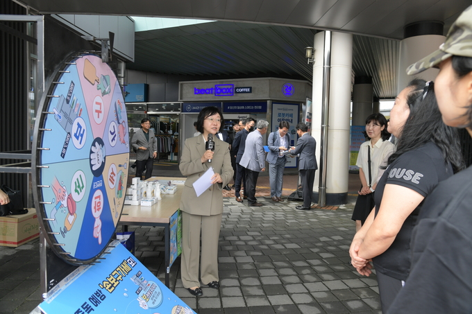 18일 오유경 식품의약품안전처장은 추석을 맞아 고속도로 휴게소에서 올바른 음식 구입·보관 요령을 안내하고 식중독 예방수칙 준수를당부했다. (식품의약품안전처 제공)