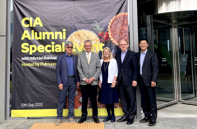 19일 충북 오송 풀무원기술원을 방문한 美 요리학교 CIA 미힐 바커 총장(왼쪽 두 번째)과 캐시 요린 교육자문(왼쪽 세 번째), 그렉 드레셔 파트너십자문(왼쪽 네 번째)이 풀무원기술원 김태석 원장(맨 왼쪽)과 함께 기념 촬영을 하고 있다.